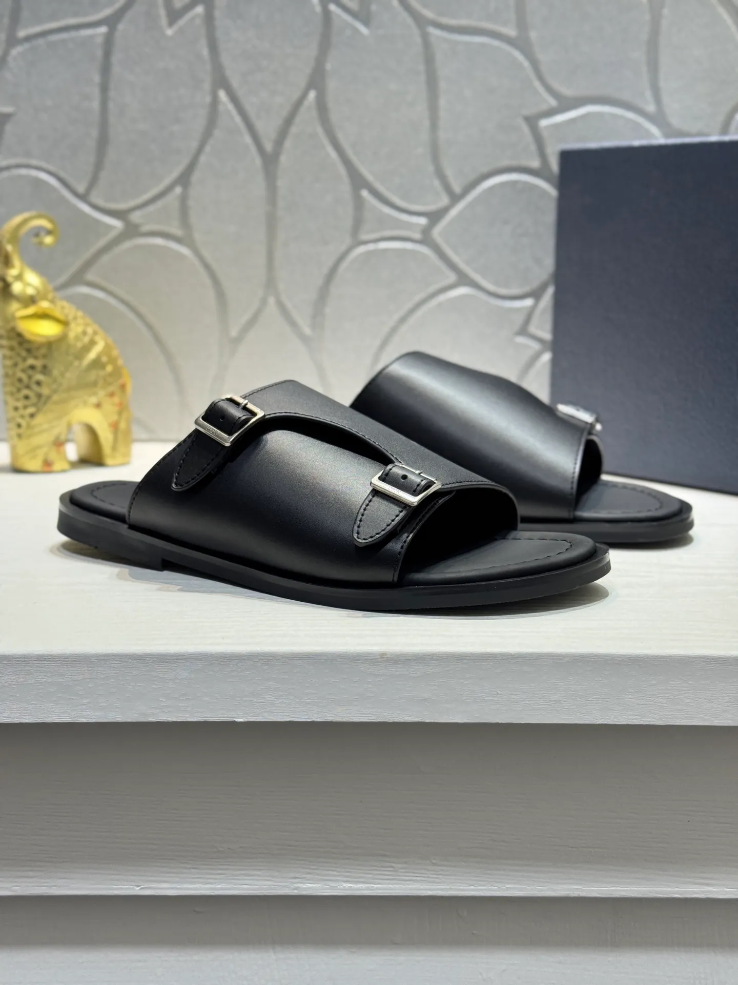 Men's men's shoes 💰320 [New style] 🦇🦇𝐂𝐡𝐫𝐢𝐬𝐭𝐢𝐚𝐧 𝐃𝐢𝐨𝐫 Dior slippers - the latest hot sandals, classic sandals, original replicas, super durable and versatile, cowhide leather with hardware accessories, very comfortable on the feet Look slim and white. Original molded outsole size: 38-44 (.45. Customized